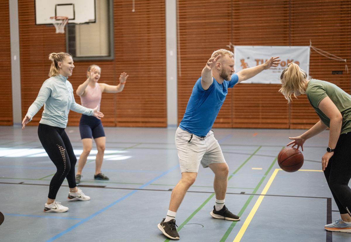 Teams plays basketball.