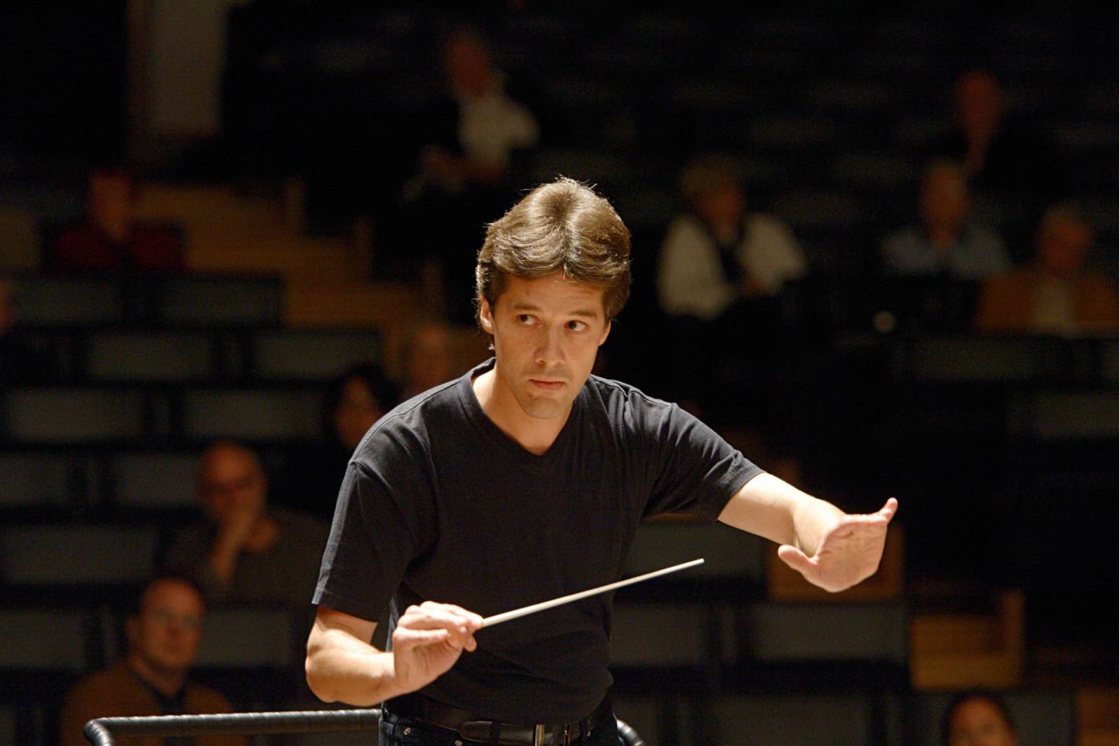 Jukka Iisakkila johtamassa orkesteria