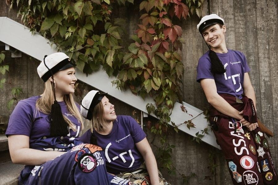 Kolme opiskelijaa MIK-killan haalareissa