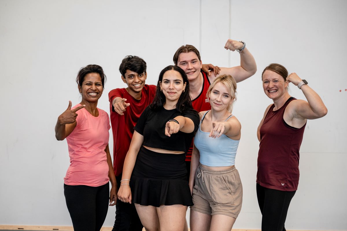 Ryhmä ihmisiä osoittaa sinua.