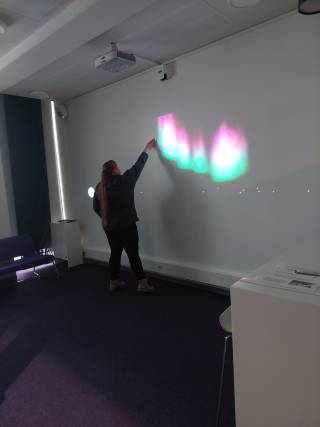 Aistiseinän toiminnallisuudet: Pähkinät, maisemat ja elämys. Kuvat: Saija Mannila ja Marjo Tienari