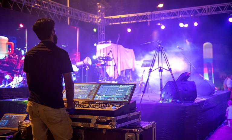 Musiikin miksaaja valmistelee illan keikkaa