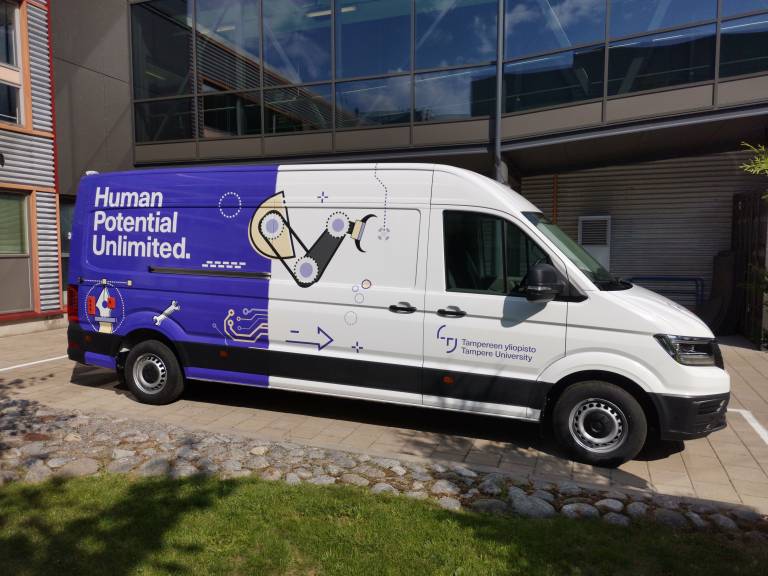 Mobile FabLab pakettiauto.