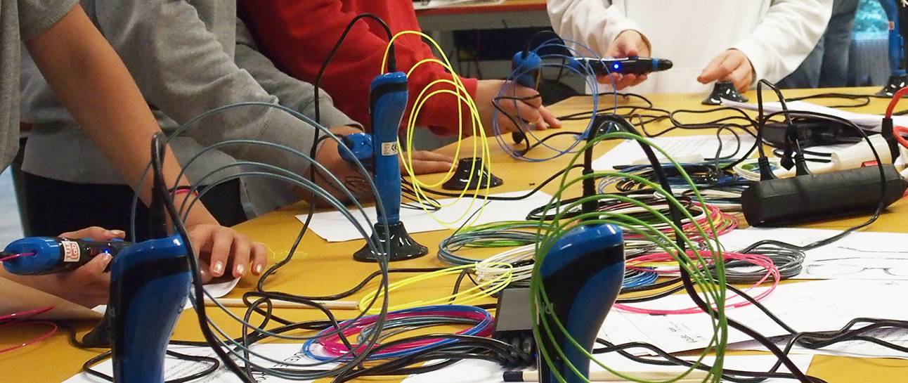 Koululaiset käyttävät 3D-kyniä.