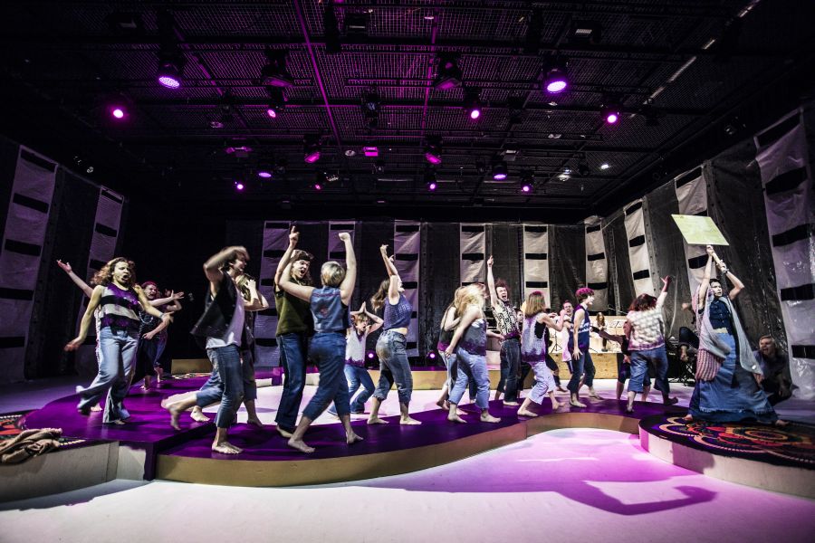 Teatterityön opiskelijoita HAIR-musikaalissa