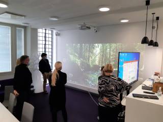 Vieraat tutustumassa Oi-Oi:n Aistiseinään