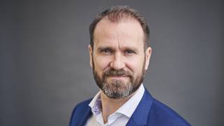 Rakennetun ympäristön tiedekunnan dekaani Antti Lönnqvist katsoo kameraa kohti.