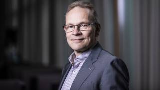 Lääketieteen ja terveysteknologian tiedekunnan dekaani Seppo Parkkila katsoo kameraa kohti hymyillen. 