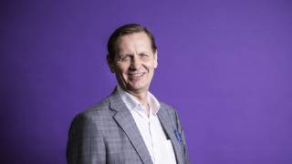 Johtamisen ja talouden tiedekunnan dekaani Matti Sommarberg katsoo hymyillen kameraa kohti.