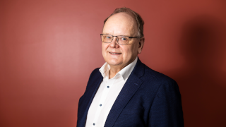 Seinäjoen yliopistokeskuksen johtaja Juha Alarinta katsoo kameraa kohti hymyillen. 