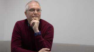 Director of the University Consortium of Pori Tarmo Lipping looks at the camera, leaning his chin on his right hand.