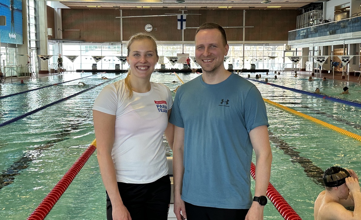 Jenna Rajahalme ja Eetu Autio uimahallissa