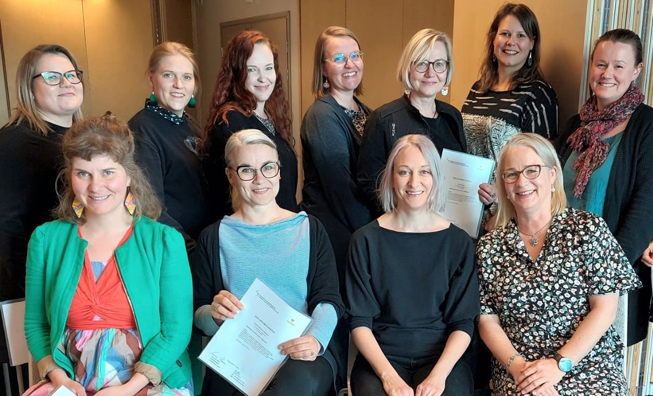 Kuvassa aktoreita ja mentoreita Pirkanmaalla Tuottajapankki-hankkeessa v.2022-2023 toteutetusta Valmentava mentorointi -ohjelmasta yhdessä ohjelman valmentajan Carolina Pajulan (oik. edessä) sekä projektipäällikkö Susanna Ihanuksen (takana seisomassa oikealla) kanssa.