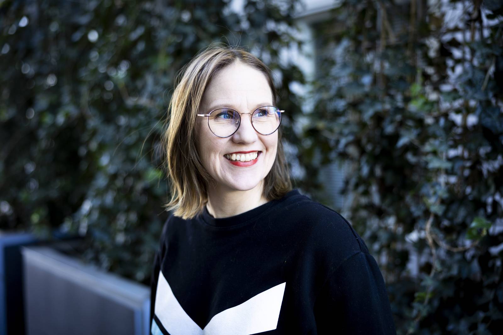 Apulaisprofessori Laura Ahva yliopiston edustalla.