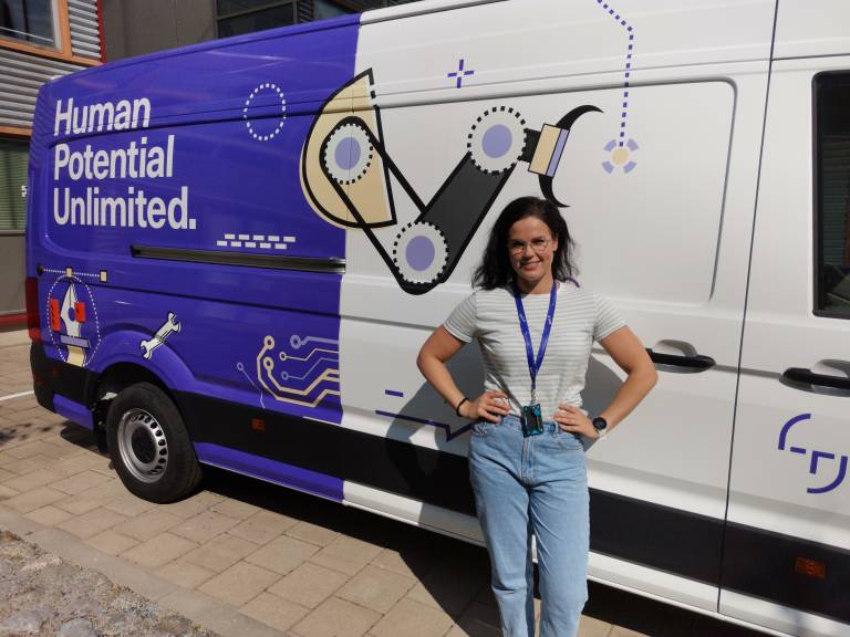 Valokuva Noorasta joka seisoo Mobilen pakettiauton vieressä.