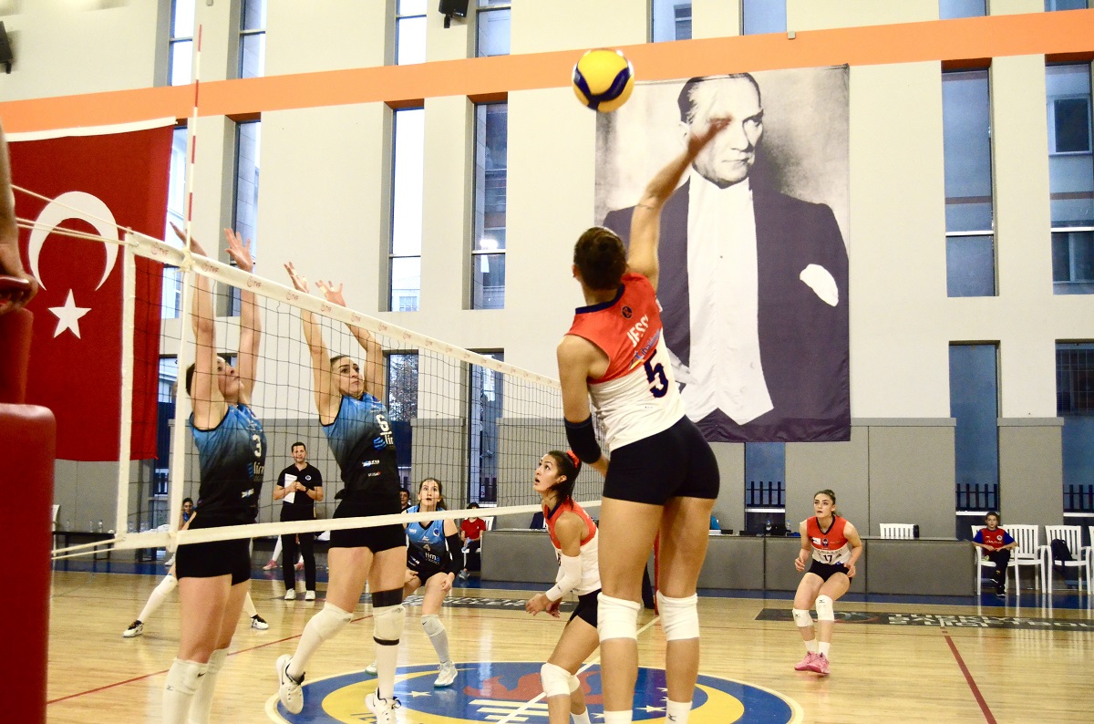 Jessica Kosonen pelaa Turkissa lentopalloa.