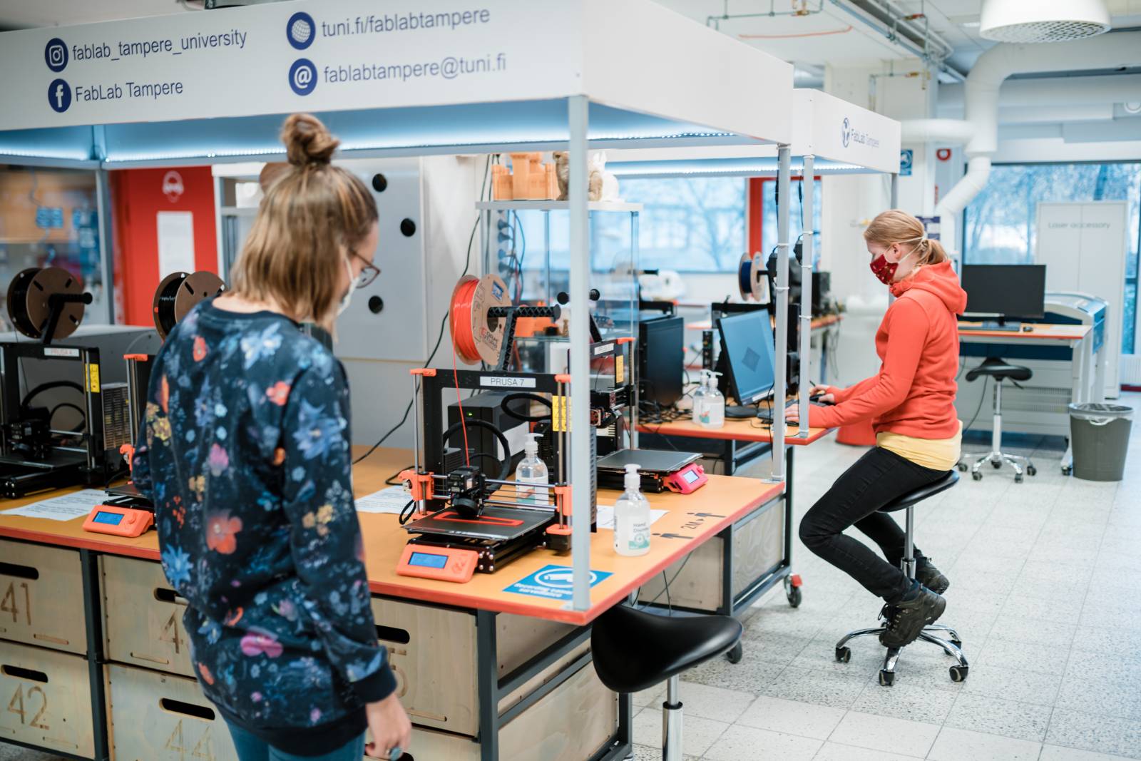 Kuvituskuva, henkilöt ovat fabLabin tilassa.