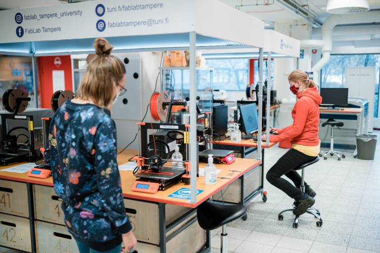 Kuvituskuva, henkilöt ovat fabLabin tilassa.
