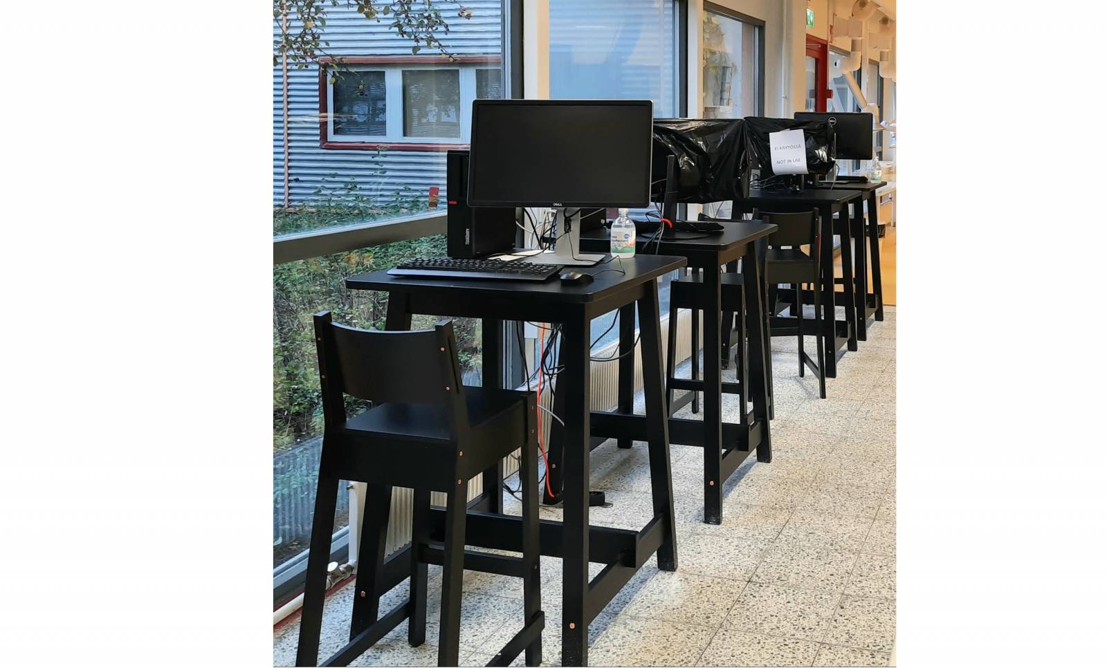 Valokuva työpöydistä joilla on tietokoneet.