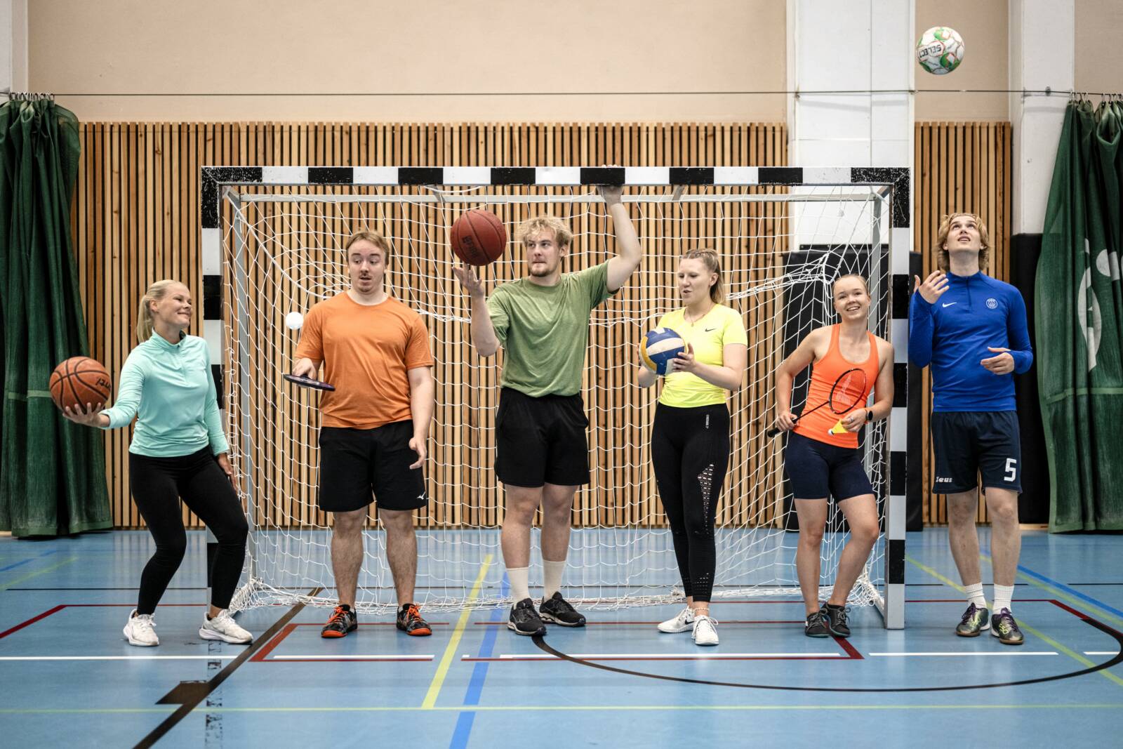 Ihmisiä palloilee maalin edessä.