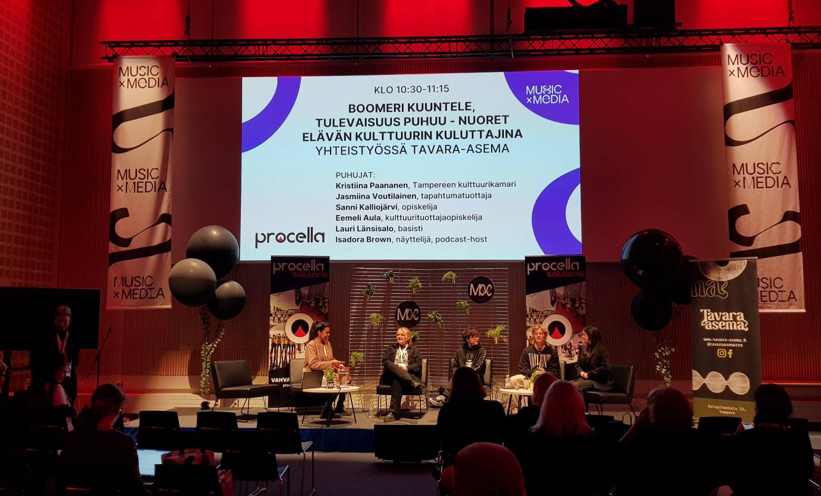 Panelikeskustelu esiintymislavalla