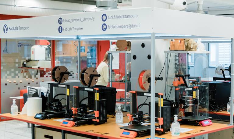 Valokuva FabLabin 3D printtereistä.
