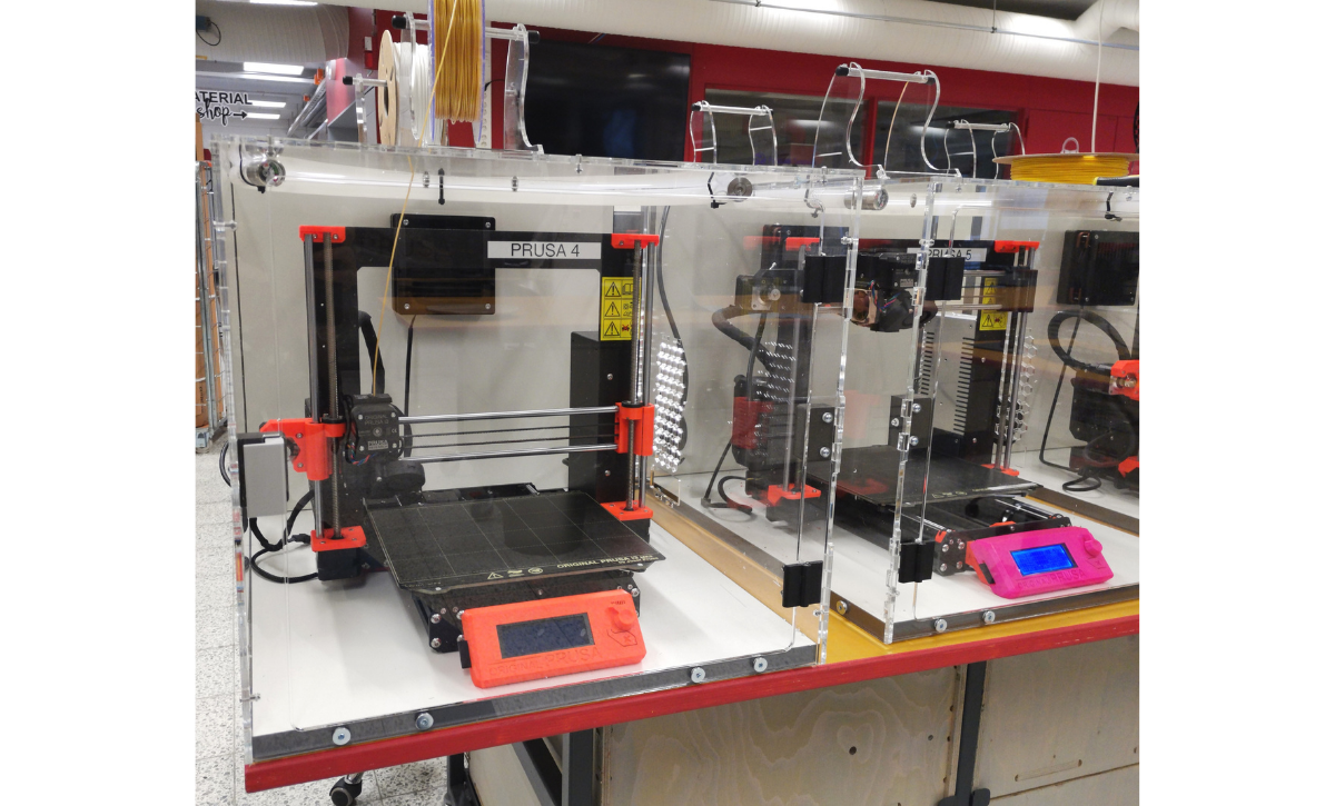 Valokuva koteloidusta 3D-printteristä.