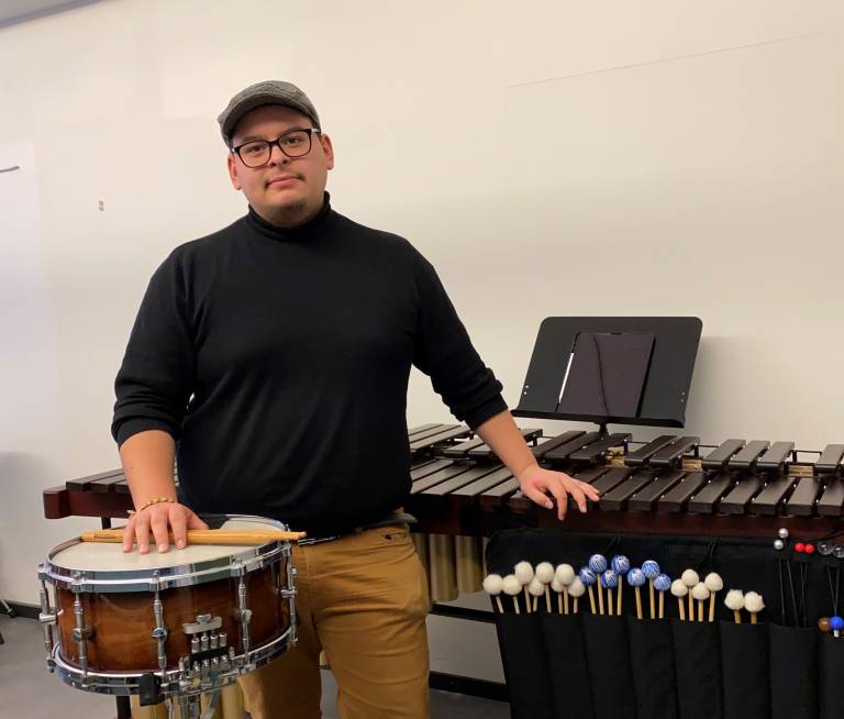 Lyömäsoitinopiskelija Teo de la Cruz