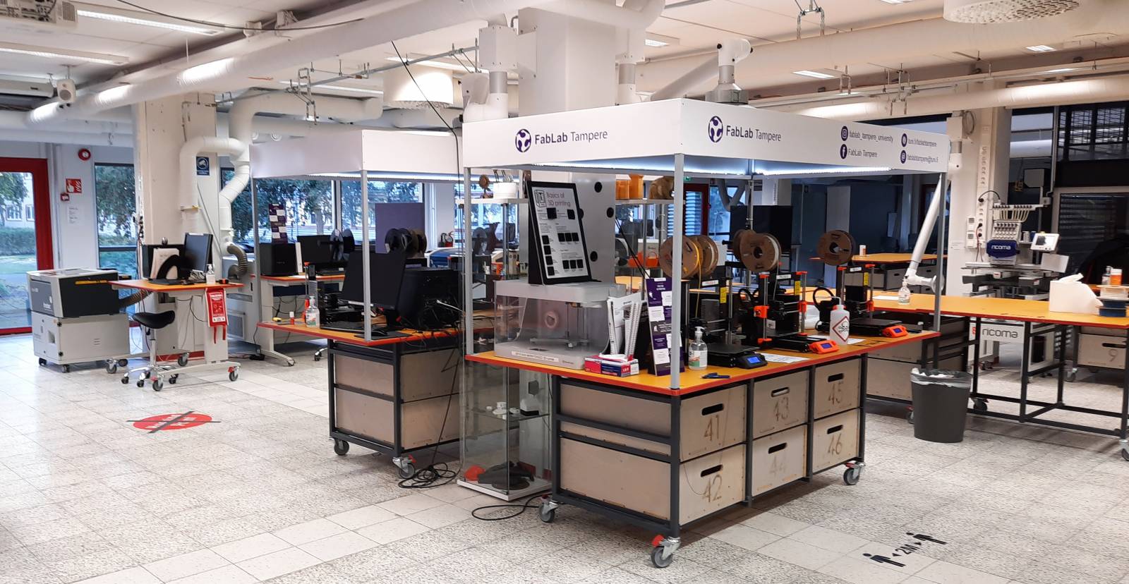 Kuvituskuva FabLabin tilasta.