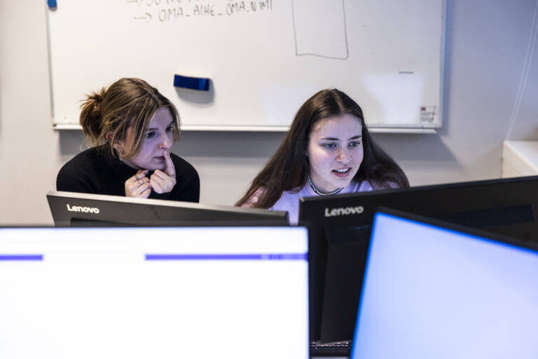 Opiskelijoita harjoitustoimituksessa.