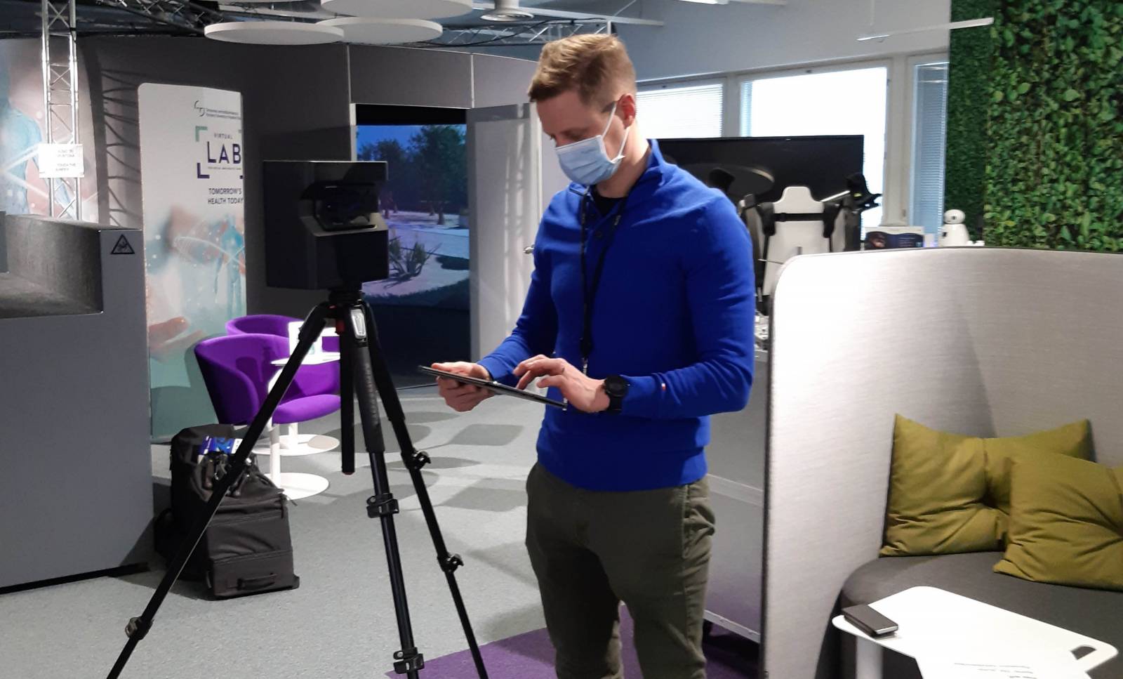 Juuso Huhtiniemi valmistelee Matterport-kuvausta Labissa.