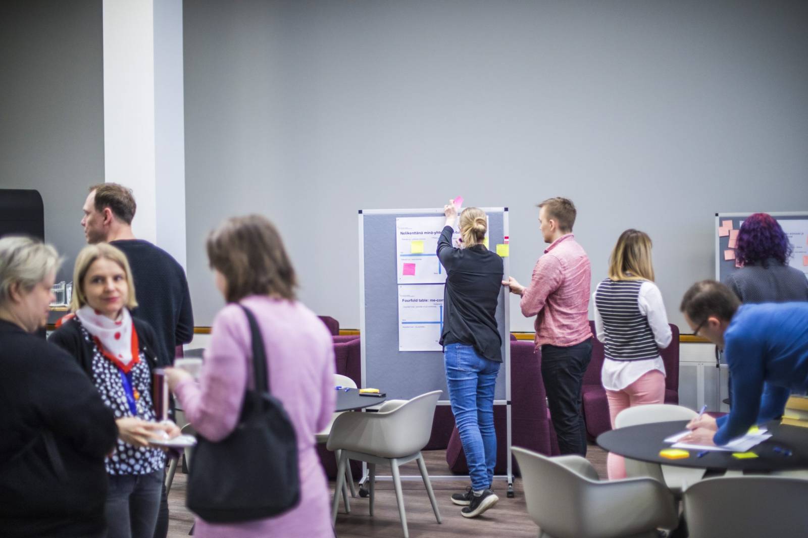 Opiskelijoita ryhmätyötilassa liikkumassa.