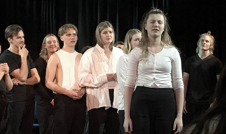 TAMKin musiikkiteatterin opiskelijat esiintyivät upeasti harjoitusteatteri Duunarissa nelipäiväisen workshopin demossa. Materiaalin olivat luoneet TAMKista valmistuneet Jussi Lukács ja Anna-Maija ”Unski” Ihander, ohjaajana Inna Tähkänen.