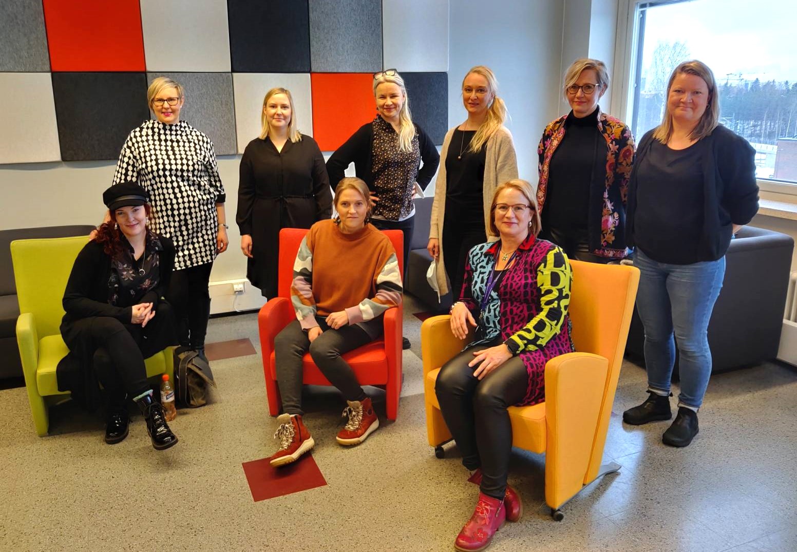 Kuvassa mentoreita Pirkanmaalla Tuottajapankki-hankkeessa v.2022-2023 toteutetusta Valmentava mentorointi -ohjelmasta yhdessä ohjelman valmentajan Carolina Pajulan (oik. edessä) kanssa.