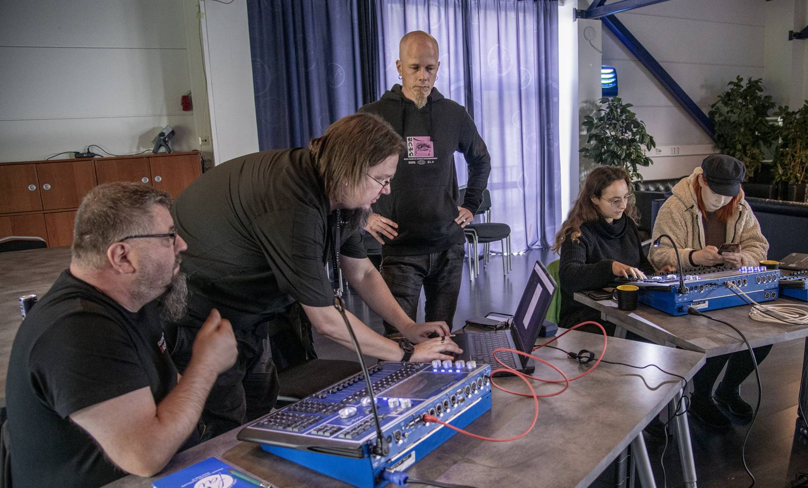 Opettaja opastaa valo-ohjauslaitteen käytössä