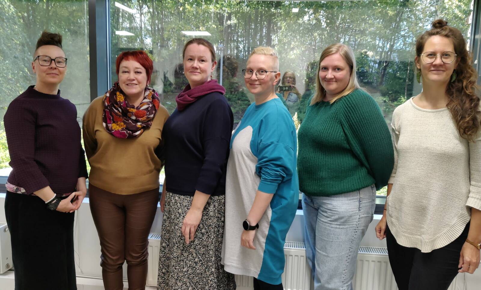 Kuvassa Tuottajakeskus Living Labin Valmentava mentorointi -ohjelman Pirkanmaan ja Etelä-Pohjanmaan alueiden mentorit. Vasemmalta Sini Karjalainen, Johanna Ikola, Susanna Ihanus, Heli Lahti, Heidi Anttonen ja Hanna Romo.