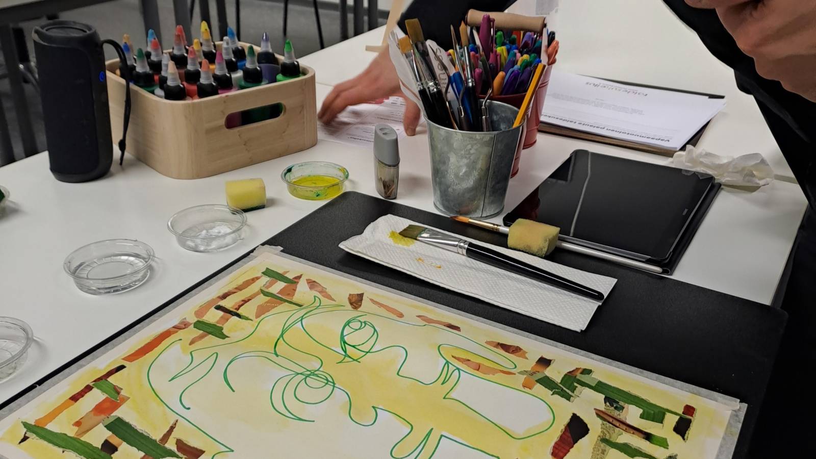 Taidepulahdus® -työpaja SeAMKilla, kouluttajana Kaisa Isomäki. Kuva: Satu Metsomäki