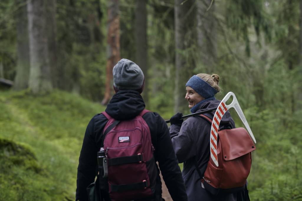 Kaksi henkilöä metsässä rakennetun ympäristön tiedekunnasta