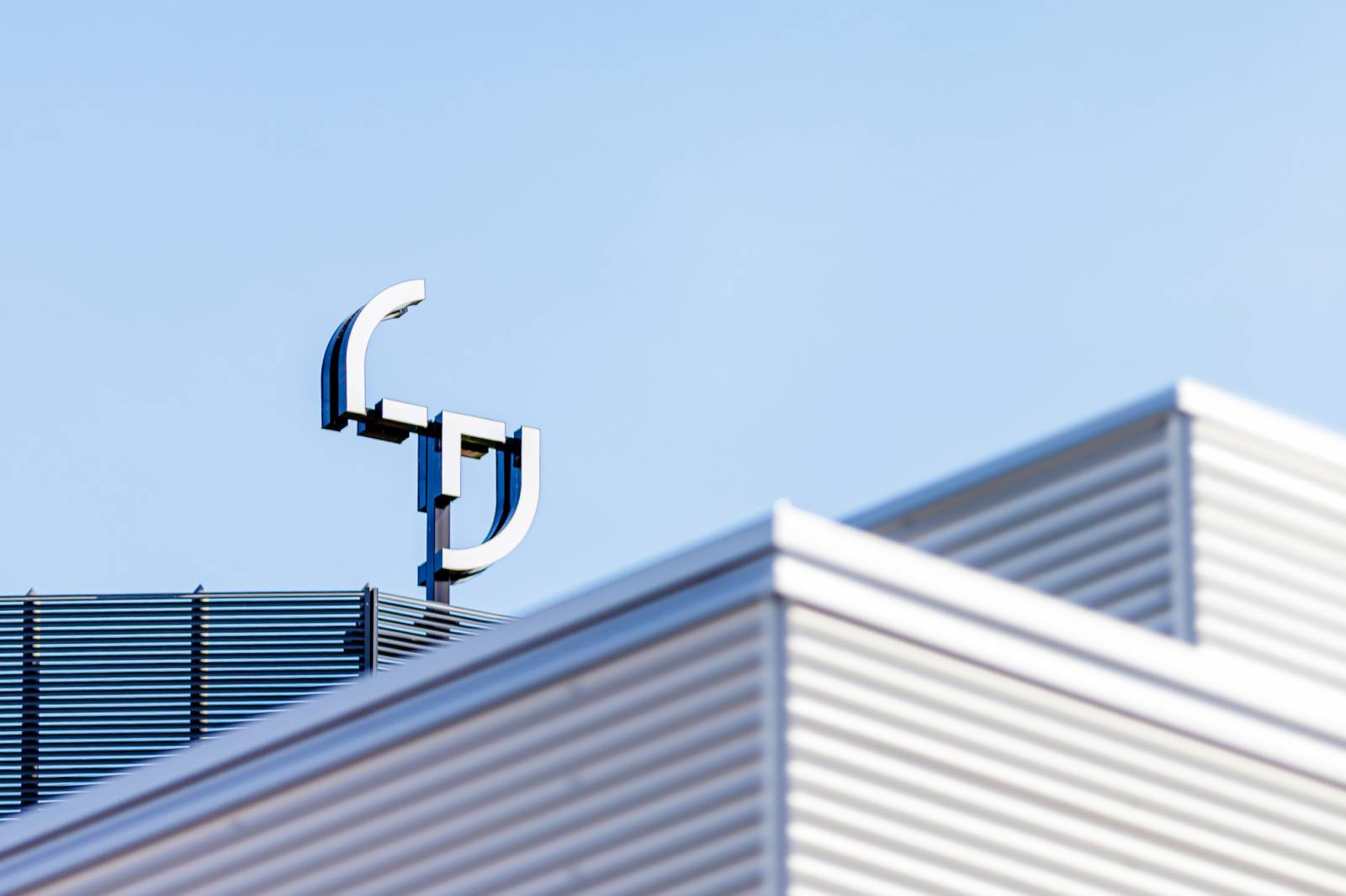 Tampereen korkeakouluyhteisön logo talon katolla