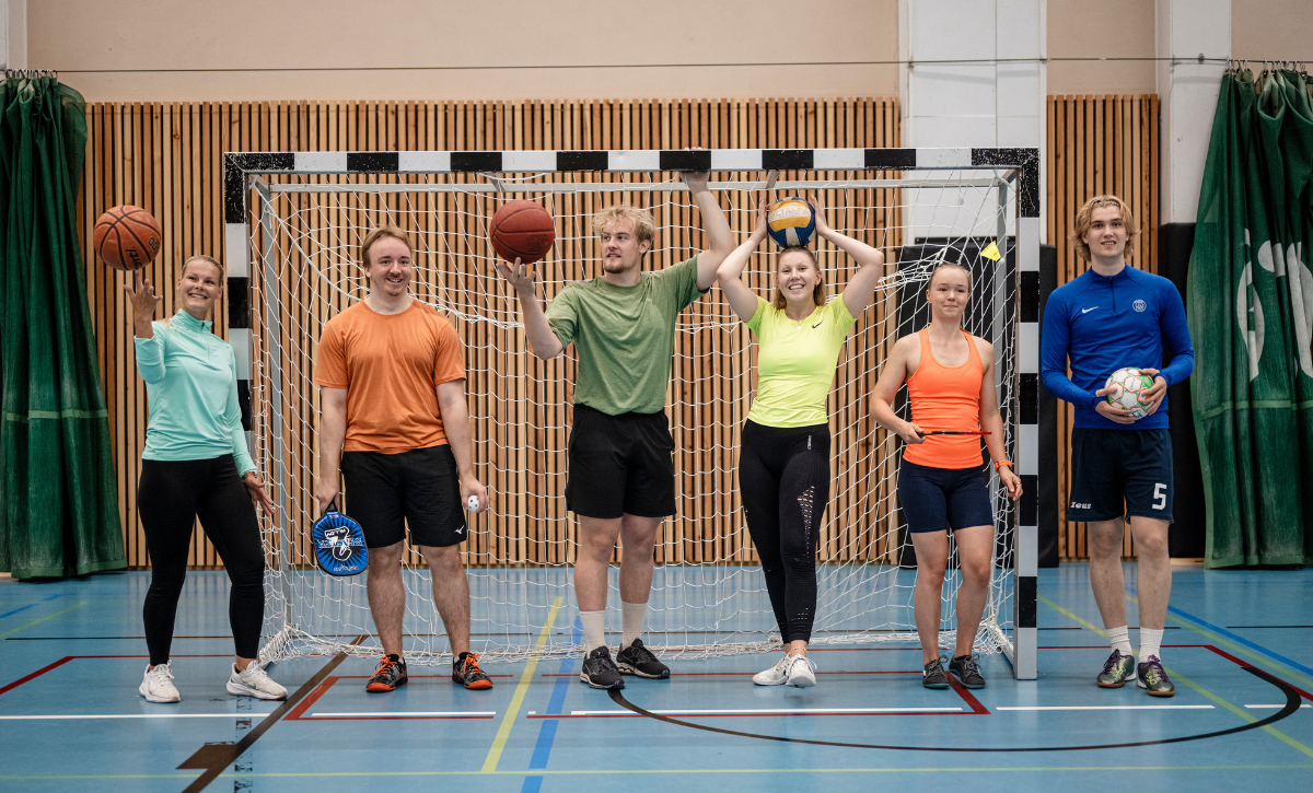 Ihmisiä eri pallot käsissä.