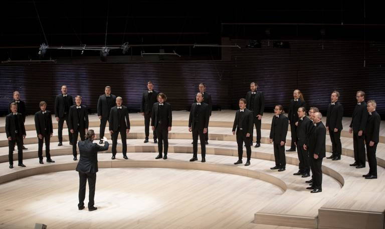 Mieskuoro Alvar, johtaa Niklas Taanila.