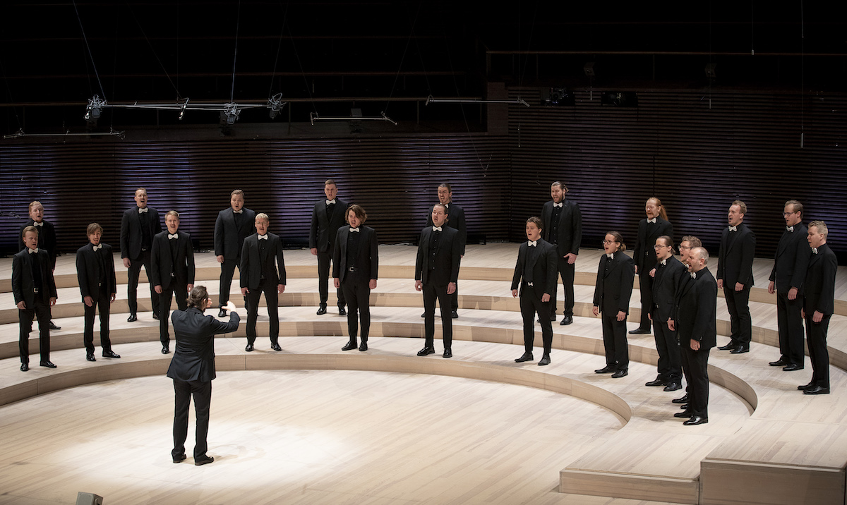 Mieskuoro Alvar, johtaa Niklas Taanila.