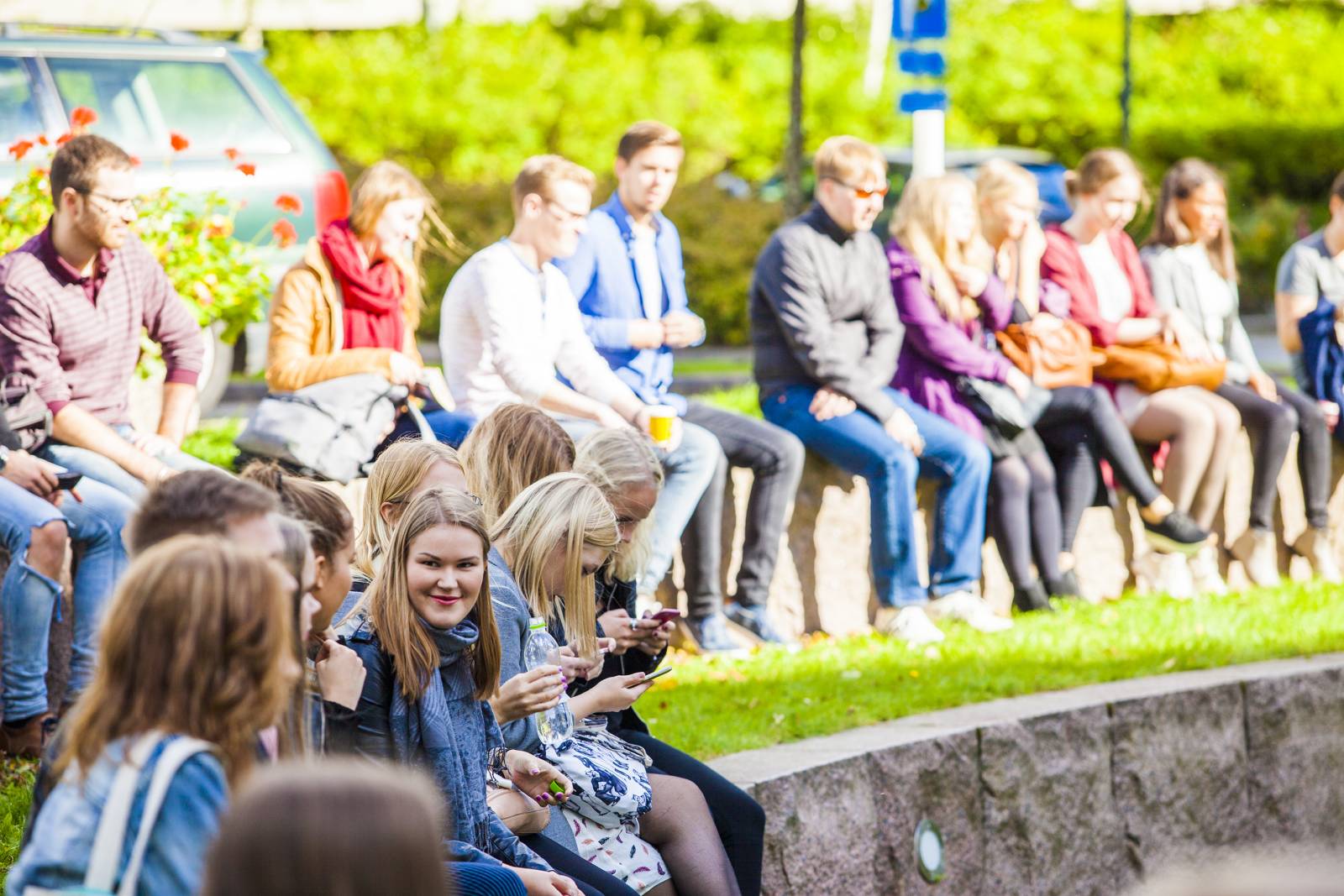 Ihmisiä istumassa keskustakampuksen amfiteatterilla