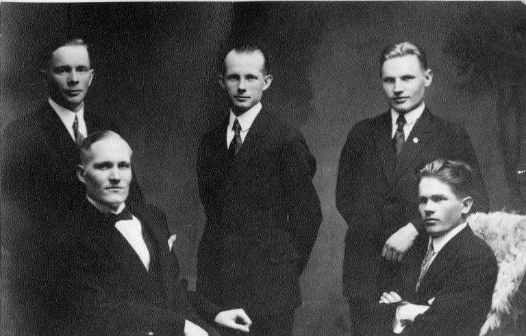 Ensimmäiset Yhteiskunnallisessa korkeakoulussa tutkinnon suorittaneet poseeraavat potretissa keväällä 1927.