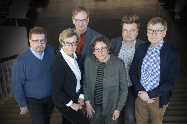 Kuvassa historiatoimikunnan jäsenet Marko Ala-Fossi, Iiris Ruoho, Kari Koljonen, Mervi Kaarninen, Marko Tikka ja Ari Heinonen. Heidän lisäkseen toimikuntaan kuuluvat Heikki Hellman ja Sami Suodenjoki.