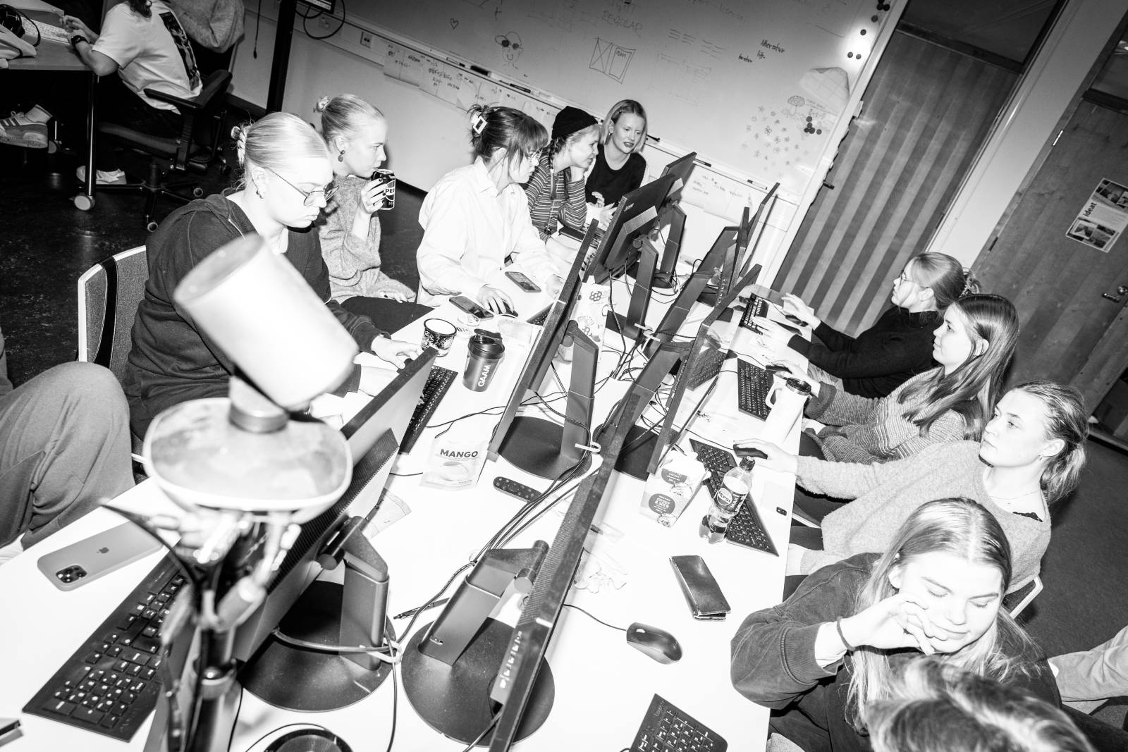 Gonzo-lehden taittoa Tampereen yliopiston Päätalon harjoitustoimituksessa.