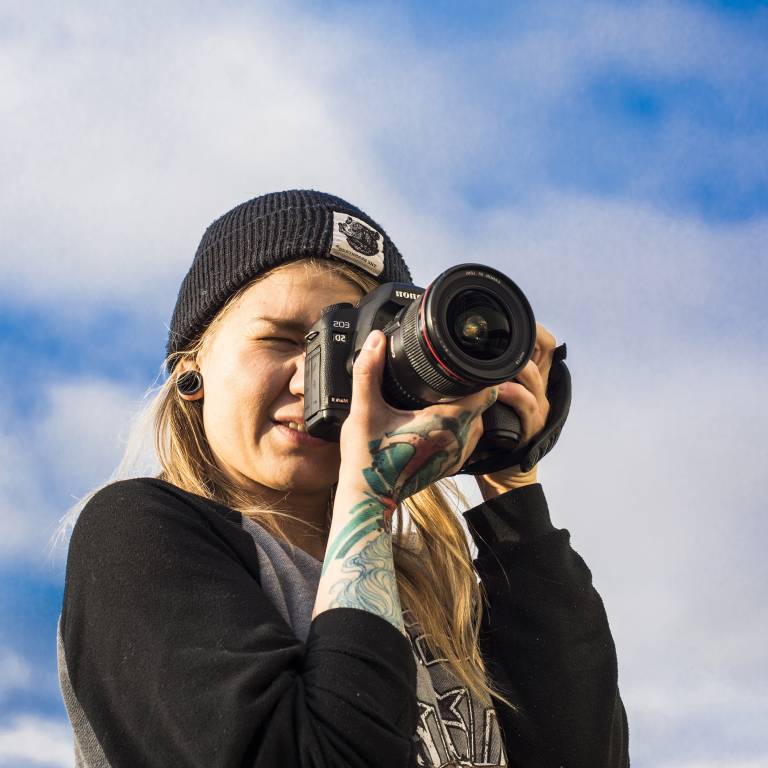 Kuvassa on nainen ottamassa valokuvaa.