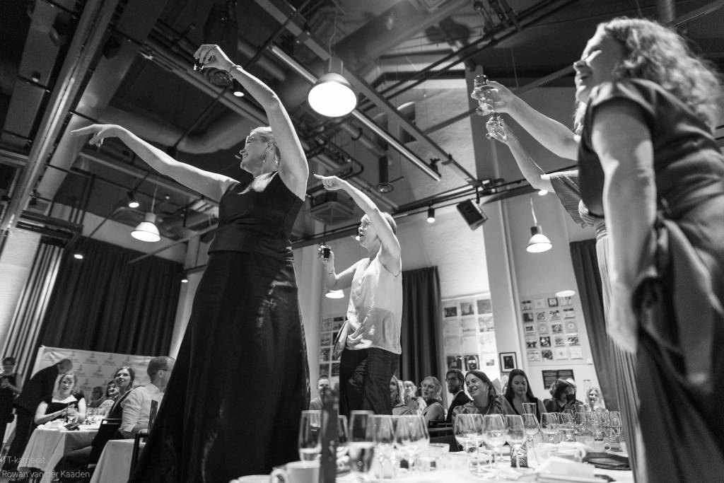 Naiset tanssivat juhlassa kädet ylhäällä.