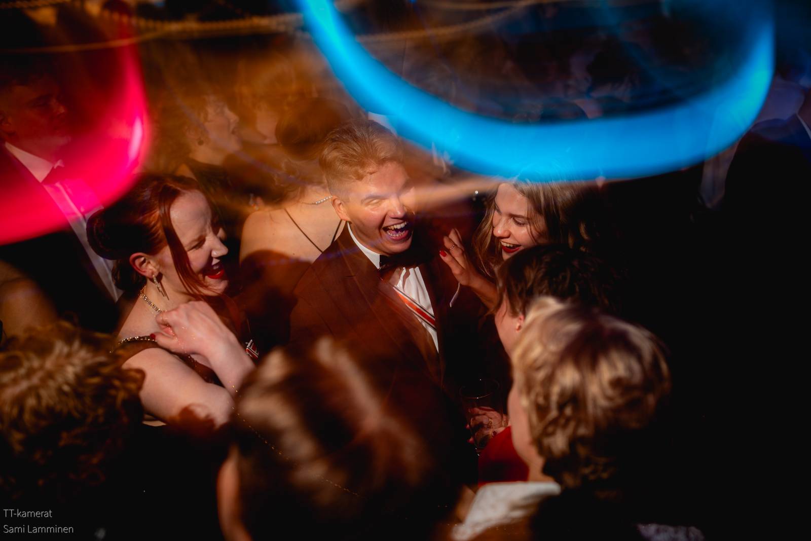 Nuoret tanssilattialla.