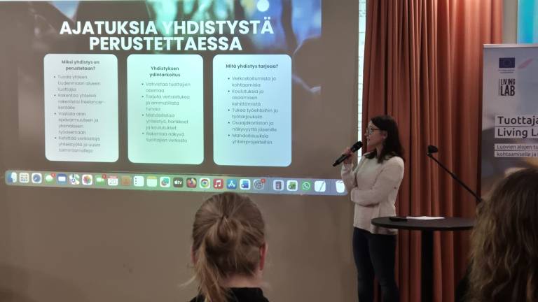 Elsa de Campos puhumassa Uudenmaan luovien alojen tuottajayhdistyksen perustamisesta
